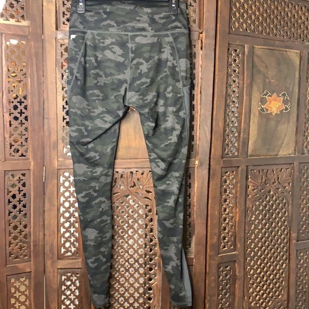 Fabletics On-the-Go Legging - Picture 5 of 8